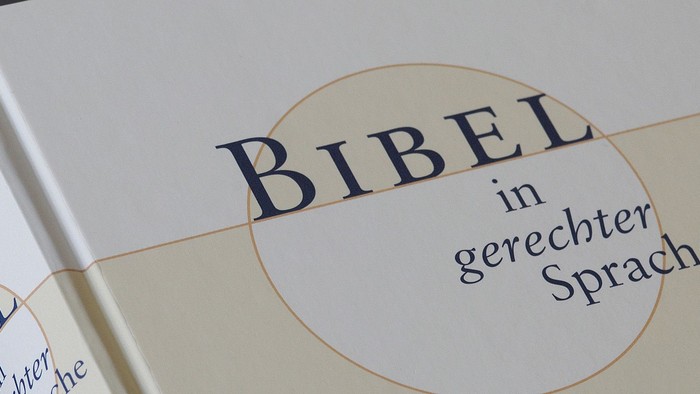 Das Bild zeigt eine Bibel in gerechter Sprache.