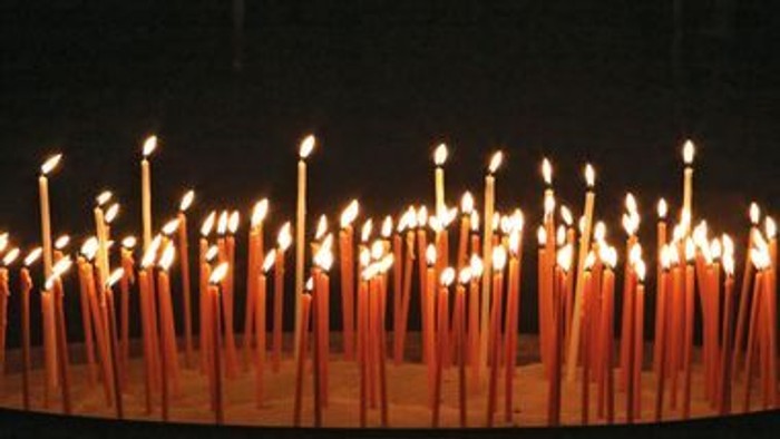 Viele brennende Kerzen in der Dunkelheit