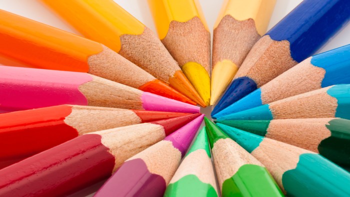 Bunte Bleistifte in einem kreisförmigen Muster angeordnet