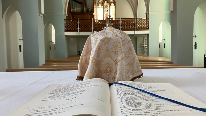 Offene Bibel auf Altar in Kirche