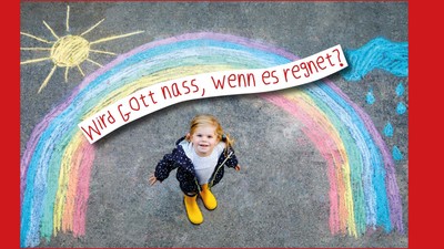 Ein Kind steht unter einem bunt gemalten Regenbogen mit der Frage "Wird Gott nass, wenn es regnet?"