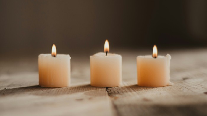 Tre lys på et plankebord