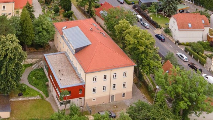 Überblick eines Dorfes mit Kirche und umgebenden Häusern