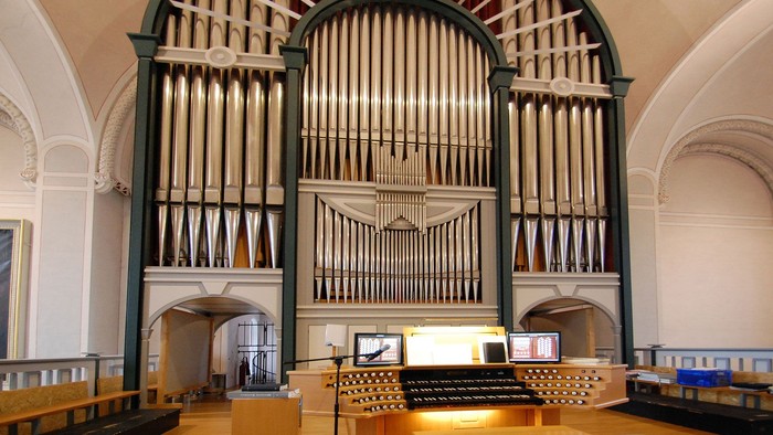 Große Kirchenorgel mit mehreren Manualen und Pedalen in einem großen Saal