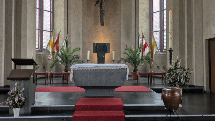 Altar der Kirche Mariae Namen Hanau zur Osterzeit