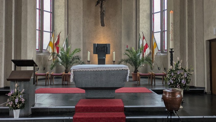Altar der Kirche Mariae Namen Hanau zur Osterzeit