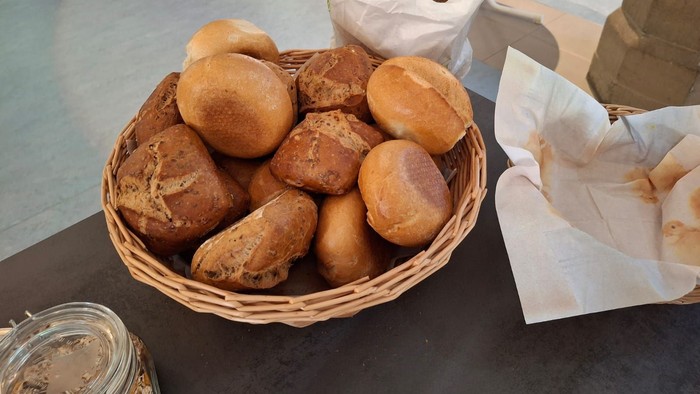 Ein Korb mit verschiedenen Broten auf einem Tisch