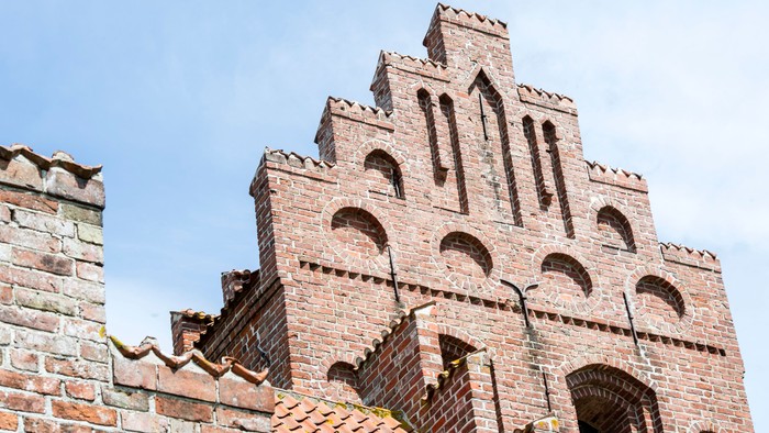 Et middelalderligt teglmurstensslot med tårne og buegange