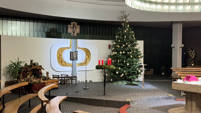 Kircheninneres mit Weihnachtsbaum und Altar