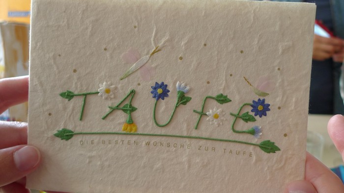 Eine Hand hält eine Karte mit der Aufschrift 