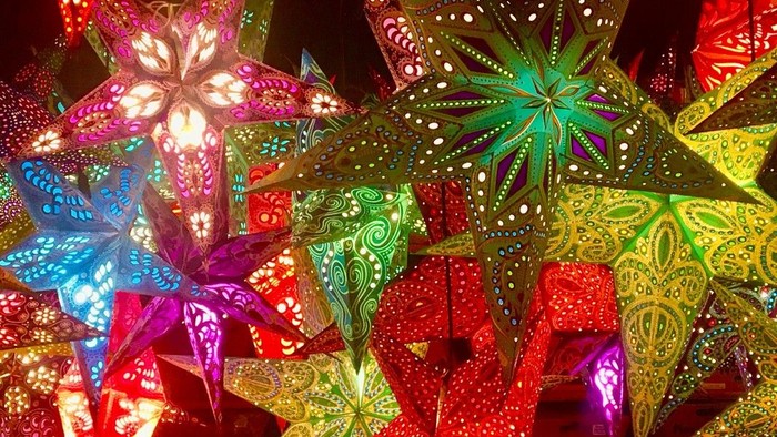 Hell leuchtende sternförmige Laternen mit filigranen Mustern und Lichtern.