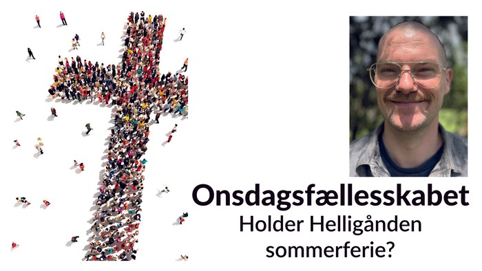 En mand poser ved siden af et stort syvtal dannet af en folkemængde med tekst om sommerferieplaner.