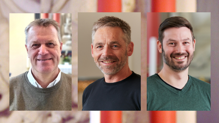 Billede af en gylden kaffe-kanne og tre mænd