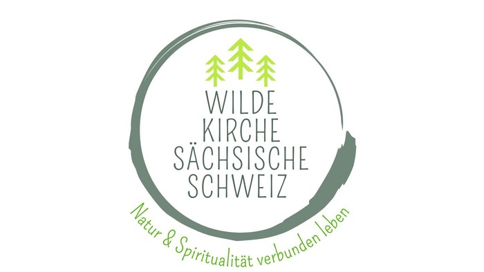 Das Logo zeigt drei Bäume und den Namen 