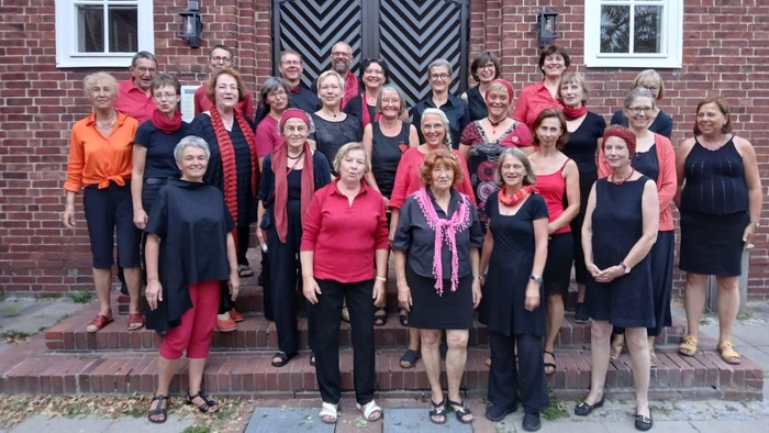 Gruppe von Frauen, die vor einem Backsteingebäude posieren