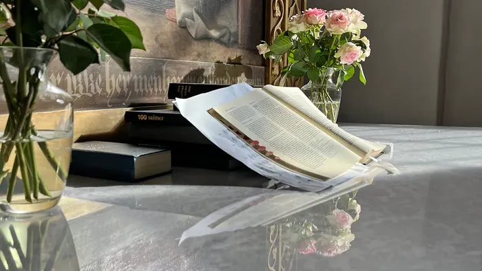 Åben bibel på alteret med lyserød roser