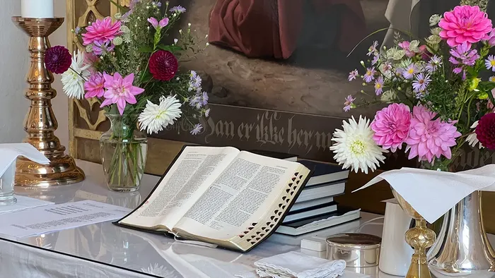 Alter med åben bibel