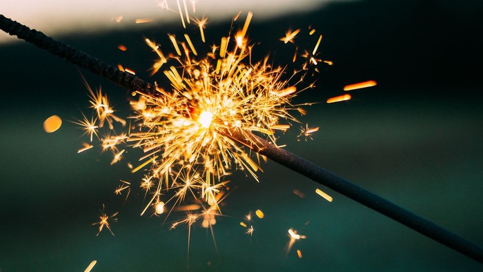 Ein brennendes Feuerwerk in der Luft, umgeben von Funken.