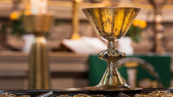 Goldener Kelch auf Altar in Kirche