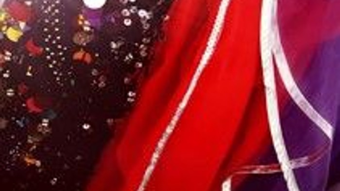 Bunte Kleidung und Accessoires liegen auf einem Tisch