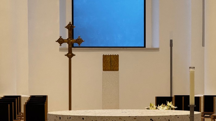 Altar, Kreuz und Tabernakel der St. Hedwigs-Kathedrale