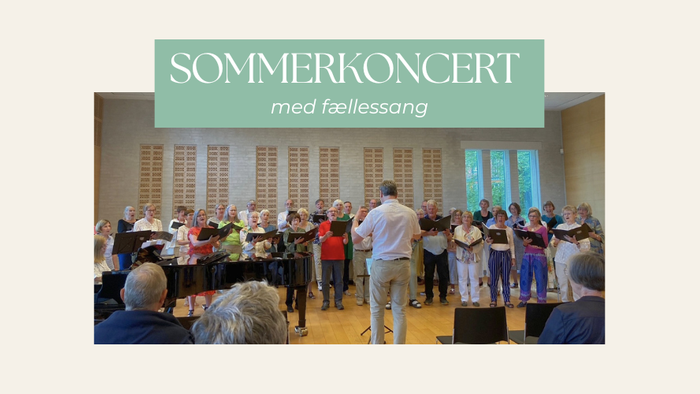 En sommerkoncert med et kor, der synger for et livepublikum i en rummelig sal.