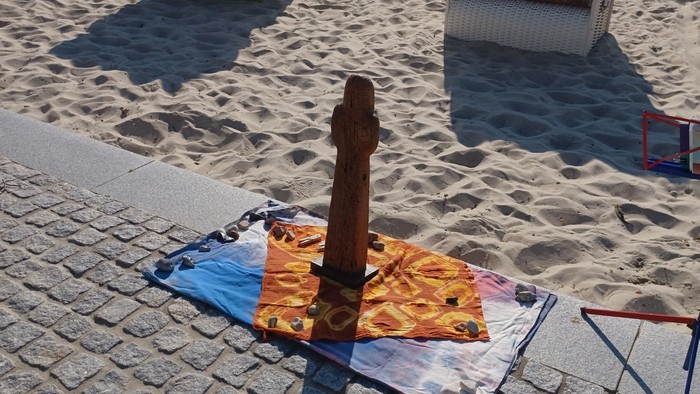 Strandstühle und Sonnenschirme am Sandstrand