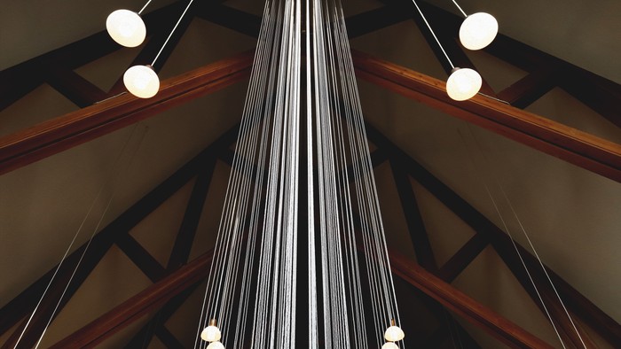 Høje takspærre med hængende lys.