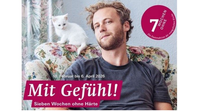 Plakat zum Gottesdienst zur Fastenzeit. Mann und Katze auf Sofa.