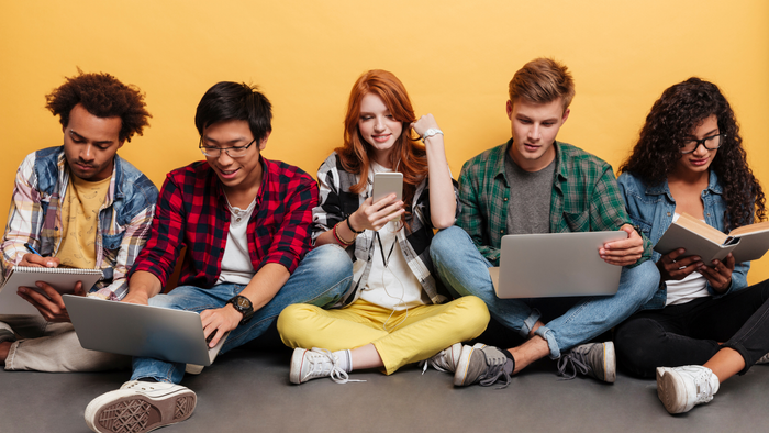 Jugendliche chillen gemeinsam und beschäftigen sich