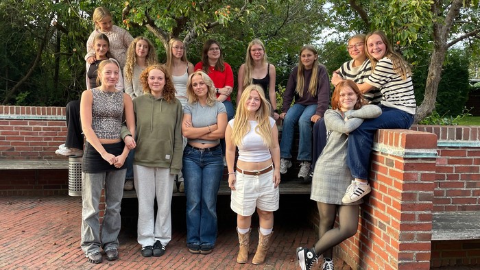 Gruppebillede af Hundige-Kildebrønde Sogns Pigekor udenfor en septemberdag