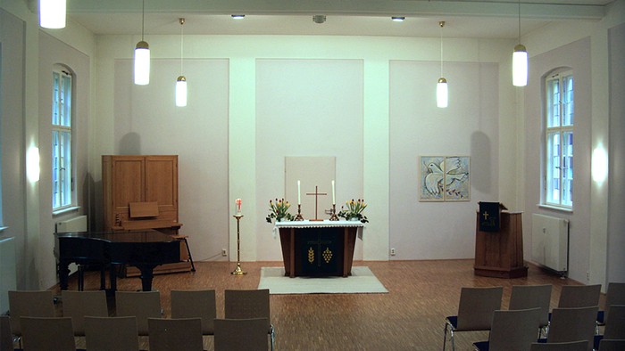 Leere Kirche mit Holzstühlen und Altar