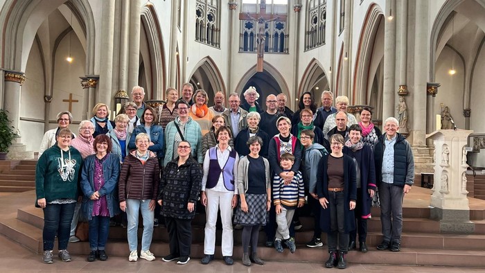 Gruppenfoto einer großen Familie in einer Kathedrale