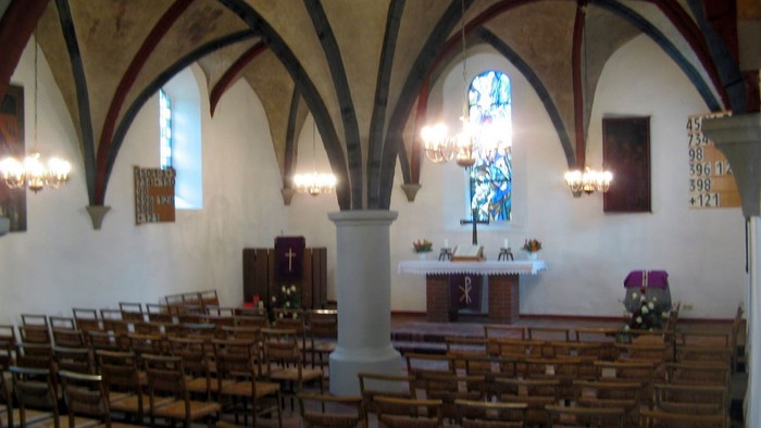 Kirchsaal der Kirche Alt-Buckow in Berlin 