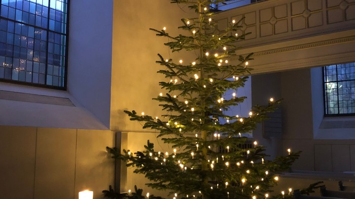 Weihnachtsbaum in Kirche mit Kerze