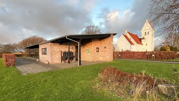 Villingerød sognehus med kirken i baggrunden