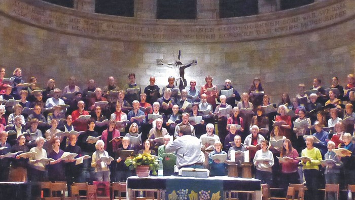 Ein großer Chor singt in einem prächtigen Konzertsaal