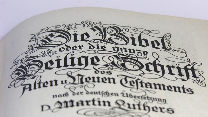 Dekorativer Titelseite von Luthers deutscher Übersetzung der Bibel, *„Die Bibel oder die ganze Heilige Schrift“*
