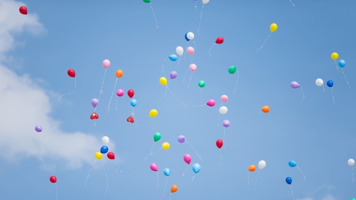 Farbenfrohe Ballons im klaren blauen Himmel.