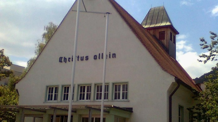 Kleine Kirche mit Kreuz und Turm, 'Christus aller'in' steht daran