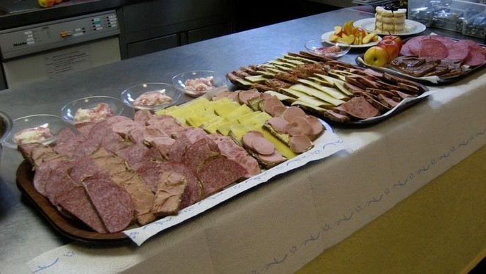 Der Tisch ist mit verschiedenen Wurstsorten beladen