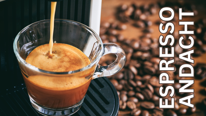 Mann sieht eine Espressotasse aus Glas wo der Espresso gerade einläuft und rechts den Schriftzug Espresso-Andacht.