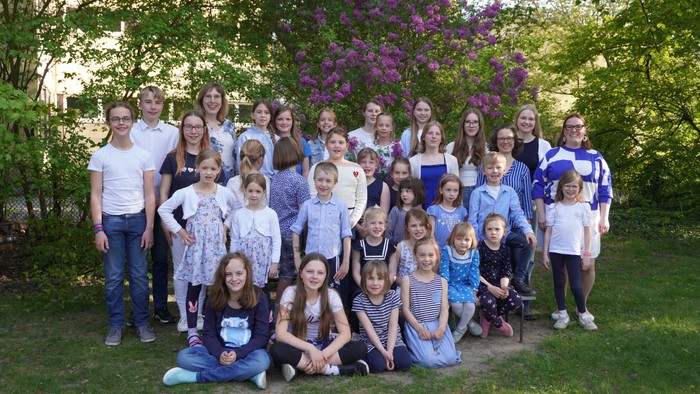 Ein Gruppenfoto der Kinder des Pizzicanto Kinder- und Jugendchors im Grünen