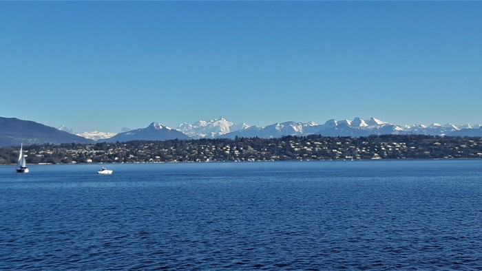 Både på vandet, bjerge i baggrunden