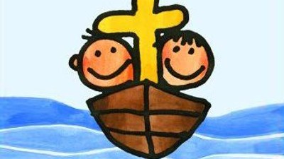 Zwei Kinder sitzen in einem Boot mit einem Kreuz darauf.