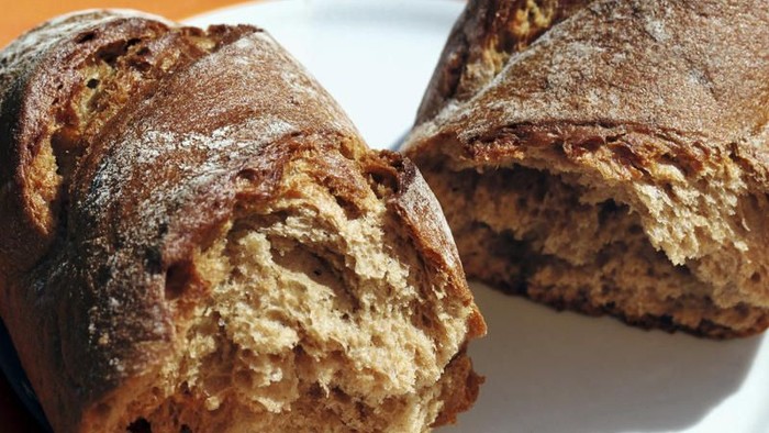 Zwei Stücke Brot auf einem Teller