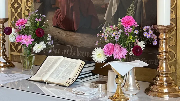 Alter med bibel og blomster