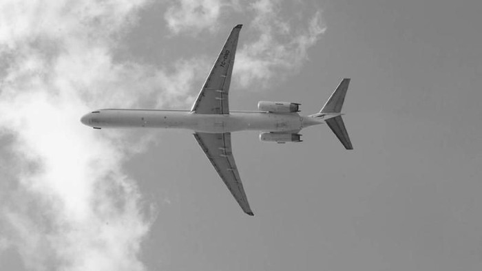 Ein Flugzeug fliegt durch einen bewölkten Himmel.