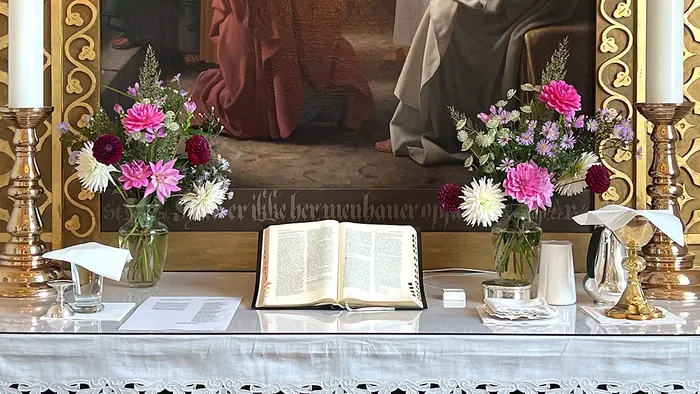 Alter med bibel og blomster