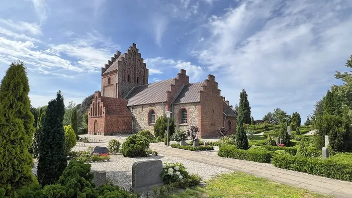 Blistrup Kirke om sommeren